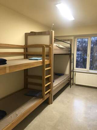 Хостелы All Seasons Hostelandtours Ереван Кровать в общем 4-местном номере для мужчин и женщин-12